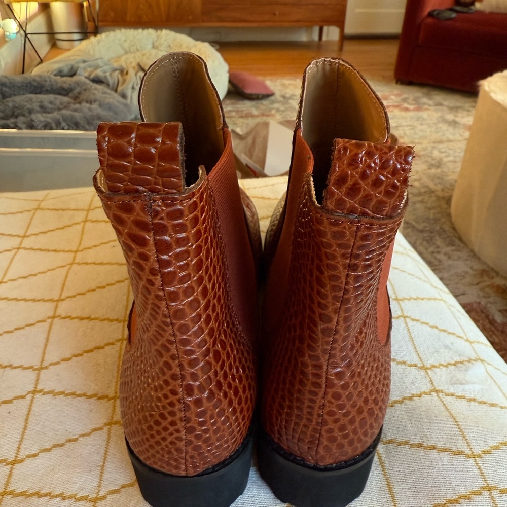 Andre Assous Textured Lug Sole Ankle Boots Peggy Chelsea Booties New 8.5 - Picture 3 of 7
